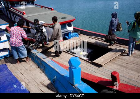 Banda Aceh, Aceh, Indonesien. 8. April 2014. Arbeiter laden Wahlurnen in ein Boot in einem Hafen in Banda Aceh, zur Abstimmung mit Stationen in Pulo Aceh Bezirk verteilt werden. Indonesien, die Parlamentswahlen am 9. April 2014 stattfinden wird. Bildnachweis: Fauzan Ijazah/ZUMAPRESS.com/Alamy Live-Nachrichten Stockfoto