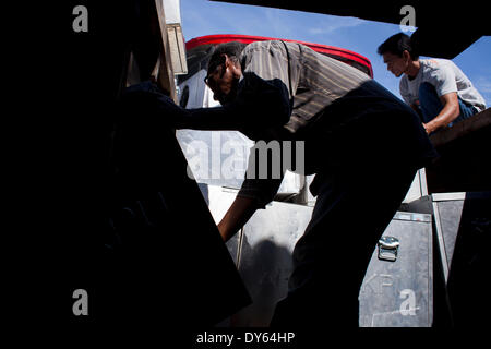 Banda Aceh, Aceh, Indonesien. 8. April 2014. Arbeiter laden Wahlurnen in ein Boot in einem Hafen in Banda Aceh, zur Abstimmung mit Stationen in Pulo Aceh Bezirk verteilt werden. Indonesien, die Parlamentswahlen am 9. April 2014 stattfinden wird. Bildnachweis: Fauzan Ijazah/ZUMAPRESS.com/Alamy Live-Nachrichten Stockfoto