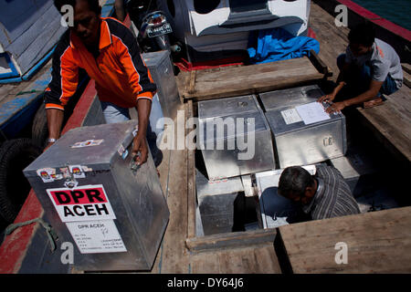 Banda Aceh, Aceh, Indonesien. 8. April 2014. Arbeiter laden Wahlurnen in ein Boot in einem Hafen in Banda Aceh, zur Abstimmung mit Stationen in Pulo Aceh Bezirk verteilt werden. Indonesien, die Parlamentswahlen am 9. April 2014 stattfinden wird. Bildnachweis: Fauzan Ijazah/ZUMAPRESS.com/Alamy Live-Nachrichten Stockfoto