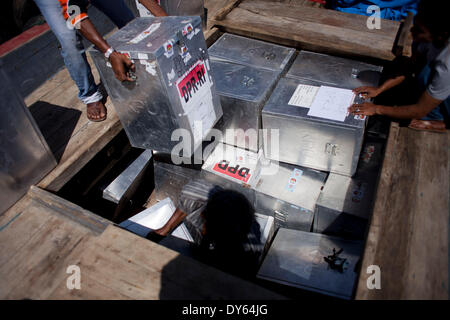 Banda Aceh, Aceh, Indonesien. 8. April 2014. Arbeiter laden Wahlurnen in ein Boot in einem Hafen in Banda Aceh, zur Abstimmung mit Stationen in Pulo Aceh Bezirk verteilt werden. Indonesien, die Parlamentswahlen am 9. April 2014 stattfinden wird. Bildnachweis: Fauzan Ijazah/ZUMAPRESS.com/Alamy Live-Nachrichten Stockfoto