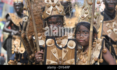 Zwei Kinder mit schwarz verschmierten Gesichtern, Ati-Atihan Festival, Kalibo, Aklan, westlichen Visayas Region, Insel Panay, Philippinen Stockfoto