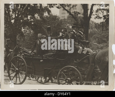 [Der ehemalige Präsident Theodore Roosevelt Fahrt in einer Kutsche entlang der Fifth Avenue in New York City] Stockfoto