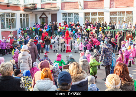 Russischer Eltern und Kinder Pfannkuchen essen und trinken Tee bei