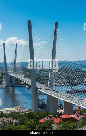 Blick über Wladiwostok und die neue Zolotoy Brücke aus Adlers Nest montieren, Wladiwostok, Russland, Eurasien Stockfoto