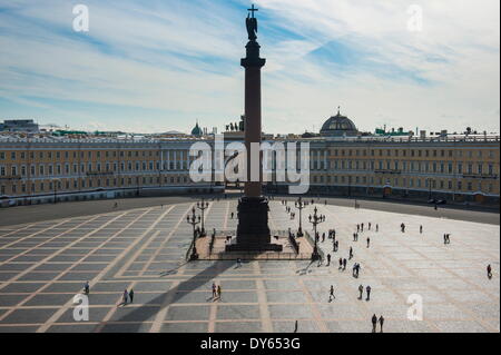 Schlossplatz mit der Alexander-Säule vor der Eremitage (Winterpalast), der UNESCO, St. Petersburg, Russland Stockfoto