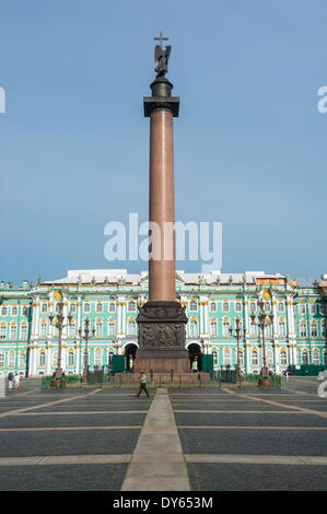 Schlossplatz mit der Alexander-Säule vor der Eremitage (Winterpalast), der UNESCO, St. Petersburg, Russland Stockfoto