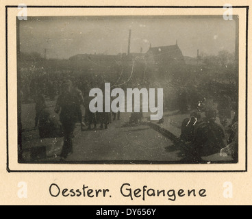 Österreichische Kriegsgefangene (Kriegsgefangene) wurden während des Ersten Weltkriegs in Dnipropetrowk (Ukraine) festgehalten. An diesem Ort wurden österreichische Soldaten gefangen genommen und von deutschen Truppen festgenommen, was die großangelegten militärischen Auseinandersetzungen an der Ostfront hervorhebt. Stockfoto
