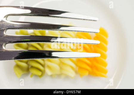 Auf dem Hintergrund der italienischen Flagge Nudeln jeweiligen Farben Gabel Stockfoto