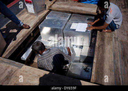 Banda Aceh, Aceh, Indonesien. 8. April 2014. Arbeiter laden Wahlurnen in ein Boot in einem Hafen in Banda Aceh, zur Abstimmung mit Stationen in Pulo Aceh Bezirk verteilt werden. Indonesien, die Parlamentswahlen am 9. April 2014 stattfinden wird. Bildnachweis: Fauzan Ijazah/ZUMAPRESS.com/Alamy Live-Nachrichten Stockfoto