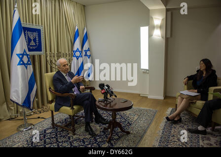 Jerusalem. 3. April 2014. Israels Präsident Shimon Peres spricht in einem Interview in Jerusalem, 3. April 2014 (L). Israelischen Präsidenten Shimon Peres sprach lobend über Errungenschaften China hatte in den vergangenen Jahrzehnten in Armut und wirtschaftliche Entwicklung gemacht und engere Zusammenarbeit zwischen Israel und China in Handel, Wirtschaft und wissenschaftliche Innovation, während eines Interviews mit chinesischen Medien in Israel am 3. April gefordert. © Li Rui/Xinhua/Alamy Live-Nachrichten Stockfoto