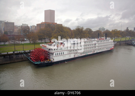 Neu renovierte American Kaiserin Riverboat angedockt entlang Willamette River Waterfront in Portland, Oregon Stockfoto