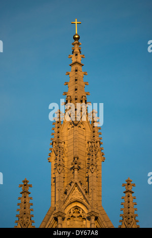 BRÜSSEL, Belgien – die Kathedrale von St. Michael und St. Gudula, das auf einem Hügel im Zentrum Brüssels steht, stammt aus dem 13. Jahrhundert, obwohl sich dort mindestens seit dem 11. Jahrhundert eine Kirche befindet. Es ist die nationale Kathedrale Belgiens und Ort der königlichen Krönungen und Hochzeiten. Stockfoto