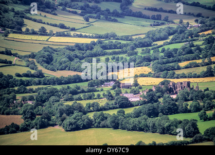 Wales, Llanthony Priory von Offa es Dyke Fußweg auf der Black Mountains Ridge, in der Nähe von Abergavenny. Gegründeten 1103. Stockfoto