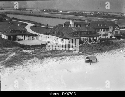 Eine Luftaufnahme eines nicht identifizierten Anwesens in Southampton, New York, mit großen Villen und dem umliegenden Anwesen. Diese Gegend ist bekannt für ihre historischen Häuser und wohlhabenden Wohnsiedlungen. Stockfoto