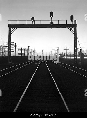 [Signal Eisenbahnbrücke, Bahnübergang bei Nacht, Texas & Pacific Railway Company] Stockfoto