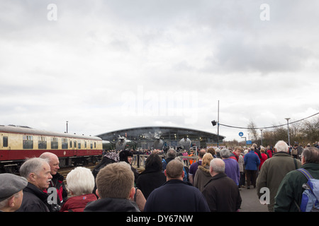 Warteschlange des Dampf-Bahn-Enthusiasten im National Railway Museum, Shildon für A4 Pacifics "Große Goodbye"-Ausstellung. Stockfoto