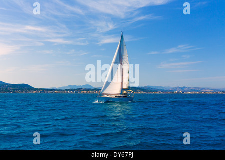 Javea Segelboot segeln in Xabia am Mittelmeer Alicante Spanien Stockfoto