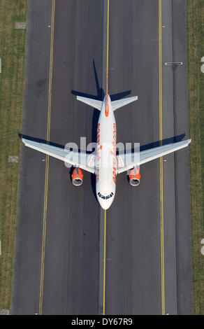 Berlin, Deutschland. 29. März 2014. Ein Flugzeug der britischen Fluggesellschaft EasyJet geht entlang der Piste vor dem Start in Schönefeld bei Berlin, Deutschland, 29. März 2014. Foto: Ralf Hirschberger/ZB/Dpa/Alamy Live News Stockfoto