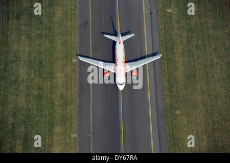 Berlin, Deutschland. 29. März 2014. Ein Flugzeug der britischen Fluggesellschaft EasyJet geht entlang der Piste vor dem Start in Schönefeld bei Berlin, Deutschland, 29. März 2014. Foto: Ralf Hirschberger/ZB/Dpa/Alamy Live News Stockfoto