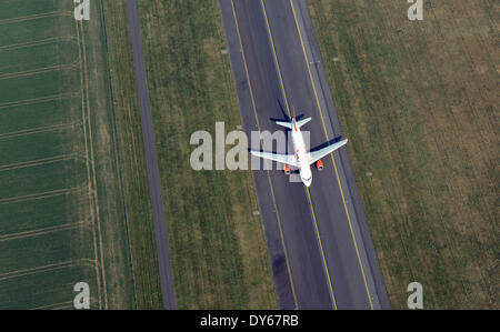 Berlin, Deutschland. 29. März 2014. Ein Flugzeug der britischen Fluggesellschaft EasyJet geht entlang der Piste vor dem Start in Schönefeld bei Berlin, Deutschland, 29. März 2014. Foto: Ralf Hirschberger/ZB/Dpa/Alamy Live News Stockfoto
