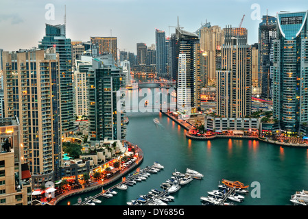 neue Dubai oder Dubai Marina am Abend Stockfoto