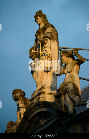 BRÜGGE, Belgien - am frühen Morgen erstrahlt eine Justizstatue auf dem Provost's House (Proosdij), einem historischen Barockgebäude aus dem Jahr 1666 auf dem Burgplatz gegenüber dem gotischen Rathaus (Stadhuis). Das Haus des Provosten diente als Residenz des Bischofs von Brügge und beherbergt heute die Regierungsbüros der Provinz Westflandern. Mittelalterliche Architektur und ruhige Kanäle prägen das Stadtbild von Brügge, oft als „Venedig des Nordens“ bezeichnet. Brügge gehört zum UNESCO-Weltkulturerbe und bietet Besuchern eine Reise in die Vergangenheit Europas mit seinem gut erhaltenen Bus Stockfoto