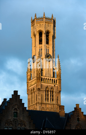 BRÜGGE, Belgien – der historische Glockenturm von Brügge fängt die ersten Sonnenstrahlen des morgens ein. Dieser mittelalterliche Glockenturm, der 1240 begonnen und Ende des 15. Jahrhunderts fertiggestellt wurde, dominiert die Skyline über dem Markt. Das UNESCO-Weltkulturerbe gehört zu den bekanntesten Wahrzeichen der Stadt. Stockfoto