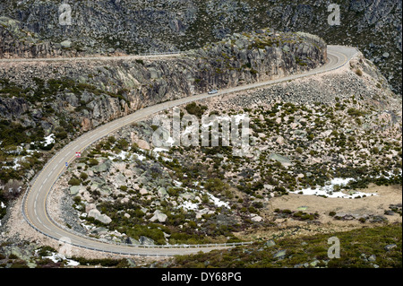 Luftaufnahme eines Autos fahren auf einer kurvenreichen Bergstraße Stockfoto