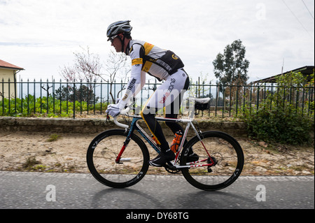 Seitenansicht des Profi-Radrennfahrer Stockfoto