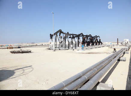 Schwarzes Öl Pumpe Buchsen in der Wüste von Bahrain, Naher Osten Stockfoto