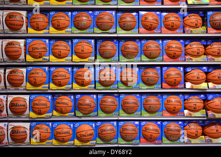 Basketbälle zum Verkauf an Dick's Sporting Goods in Roosevelt Field Mall in Garden City, Long Island, New York Stockfoto