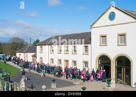 Beamish, Co. Durham, Großbritannien. 8. April 2014. Menschen Schlange im April Sonnenschein, der Norden von England Open Air Museum Beamish einzugeben. (c) Washington Imaging/Alamy Live-Nachrichten Stockfoto