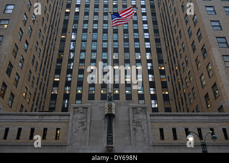 Die amerikanische Flagge vor der Graybar aufbauend auf Lexington Avenue & East 44th in Midtown Manhattan, New York City Stockfoto