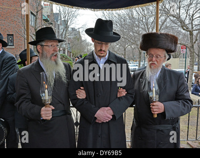 Eine orthodoxe religiöse jüdische Bräutigam und Familie unter einem Baldachin bei seiner Trauung Lubawitsch Hauptquartier in Brooklyn, New York Stockfoto