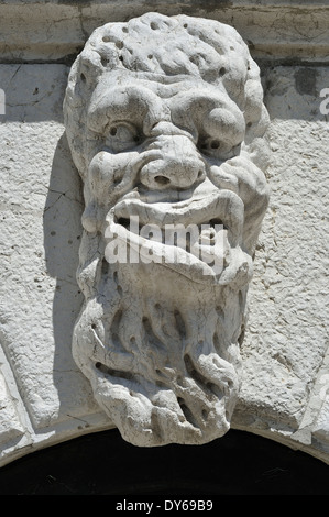 Wasserspeier an den Campanile der Kirche Santa Maria Formosa in Venedig, Italien. Stockfoto