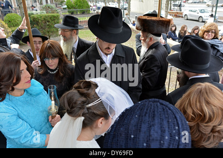 Eine orthodoxe religiöse jüdische Braut und Bräutigam unter einem Baldachin bei ihrer Trauung in Lubawitsch-Zentrale in Brooklyn, New York Stockfoto