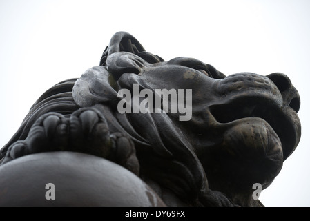 WATERLOO, Belgien – Detail der monumentalen gusseisernen Löwenstatue, die den Löwenhügel (Butte du Lion) auf dem Waterloo-Schlachtfeld krönt. Die 28 Tonnen schwere Skulptur symbolisiert den nach Europa zurückgekehrten Frieden. Sie wurde von dem in Malines geborenen Künstler Van Geel entworfen und in Cockerills Eisenwerk in Lüttich gegossen. Der Löwe, der einen Globus beschützt, dient sowohl als Gedenkstätte für gefallene Soldaten als auch als Ort, an dem Prinz Wilhelm von Orange während der Schlacht von Waterloo verwundet wurde. Stockfoto