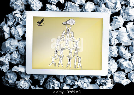 Zusammengesetztes Bild des Teams hochhalten Glühbirne Stockfoto