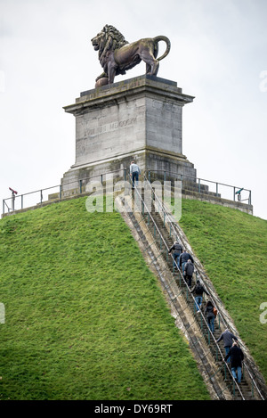 WATERLOO, Belgien – WATERLOO, Belgien – Stufen zum Gipfel des Löwenhügels (Butte du Lion), einem künstlichen Hügel, der auf dem Schlachtfeld von Waterloo erbaut wurde, um der Stelle zu gedenken, an der Wilhelm II. Der Niederlande während der Schlacht verletzt wurde. Der Hügel befindet sich an einer Stelle entlang der Linie, an der die alliierte Armee unter dem Kommando des Herzogs von Wellington während der Schlacht von Waterloo ihre Positionen einnahm. Das historische Schlachtfeld von Waterloo, wo Napoleon Bonaparte seine letzte Niederlage erlebte, zieht Geschichtsliebhaber und Touristen gleichermaßen an, die die reiche Vergangenheit und Denkmäler erkunden möchten. Stockfoto