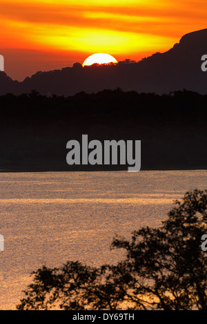 Sonnenuntergang über das Kandalama Reservoir in Dambulla, Sri Lanka, 10 Stockfoto