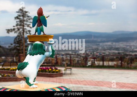 Skulpturen am Eingang zum buddhistischen Zentrum Rinpoche Bagsha in Ulan-Ude, Burjatien, Sibirien, Russland Stockfoto