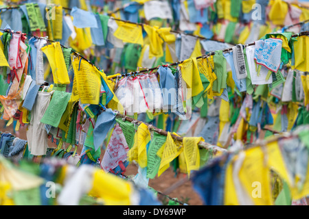 Bunte Gebetsfahnen im buddhistischen Zentrum Rinpoche Bagsha in Ulan-Ude, Burjatien, Sibirien, Russland Stockfoto