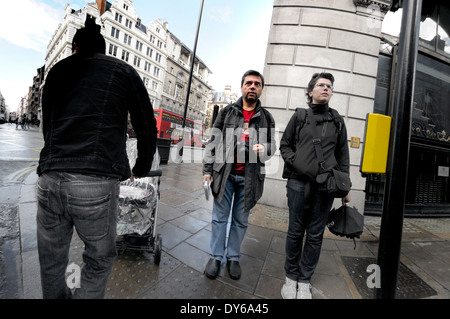 London, England, Vereinigtes Königreich. Menschen, die darauf warten, überqueren Sie die Straße in Piccadilly Stockfoto