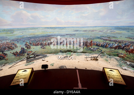 WATERLOO, Belgien – WATERLOO, Belgien – das Panorama der Schlacht von Waterloo, erbaut im Jahr 1912 für die hundertjährigen Feierlichkeiten der Schlacht und neben dem Butte du Lion (Löwenhügel) auf dem ehemaligen Schlachtfeld. Das Gemälde an der Wand ist 100 Meter lang und 12 Meter hoch und wurde von Louis Dumoulin und einem Team von Militärkünstlern gemalt. Es zeigt das Schlachtfeld gegen 6 Uhr am 18. Juni 1815. Das historische Schlachtfeld von Waterloo, wo Napoleon Bonaparte seine letzte Niederlage erlebte, zieht Geschichtsliebhaber und Touristen gleichermaßen an, die die reiche Vergangenheit und Denkmäler erkunden möchten. Stockfoto