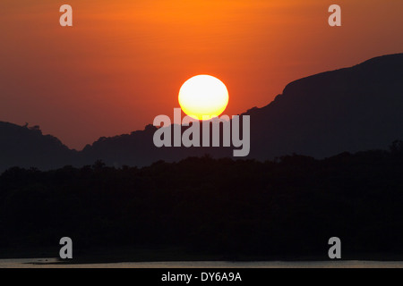 Sonnenuntergang über das Kandalama Reservoir in Dambulla, Sri Lanka 2 Stockfoto