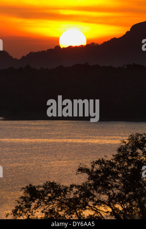 Sonnenuntergang über das Kandalama Reservoir in Dambulla, Sri Lanka Stockfoto