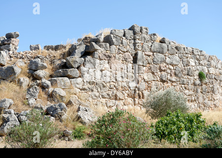 Ein Abschnitt Nord-westlichen Seite mykenischen Zyklopenmauern Tiryns Peloponnes Griechenland möglicherweise port Mykene, Stockfoto