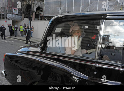 London, 8. April 2014, Sabina Higgins Frau des irischen Präsidenten Michael D Higgins besucht der irischen Botschaft begleitet von Prinz Charles Credit: JOHNNY ARMSTEAD/Alamy Live News Stockfoto