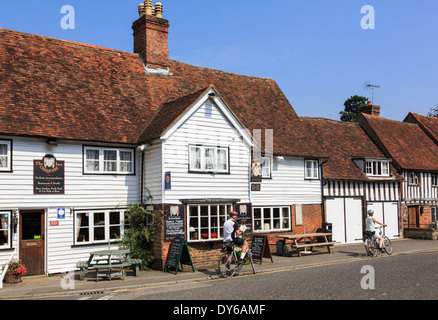 Radfahrer durch Das Chequers Inn 14 thc Village Pub in eine Weiße Schindeln Kentish alten Gebäude in Smarden Kent England Großbritannien Großbritannien ruhen Stockfoto