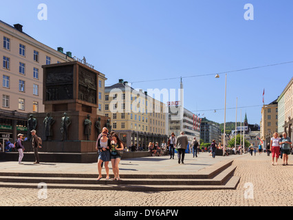 Beschäftigt Straßenszene in der Innenstadt durch die Sailors Monument auf Torgallmenningen, Bergen, Hordaland, Norwegen, Skandinavien, Europa Stockfoto